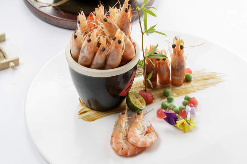 白色瓷盘装的美味盐水虾图片