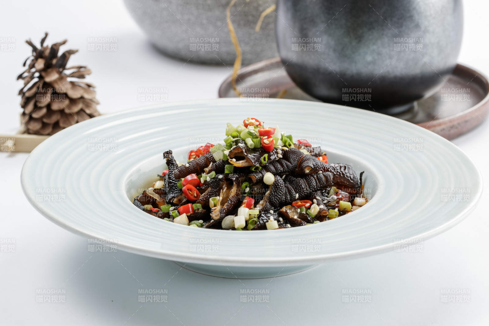 白色瓷盘装的米椒蒜香乌鸡脚图片