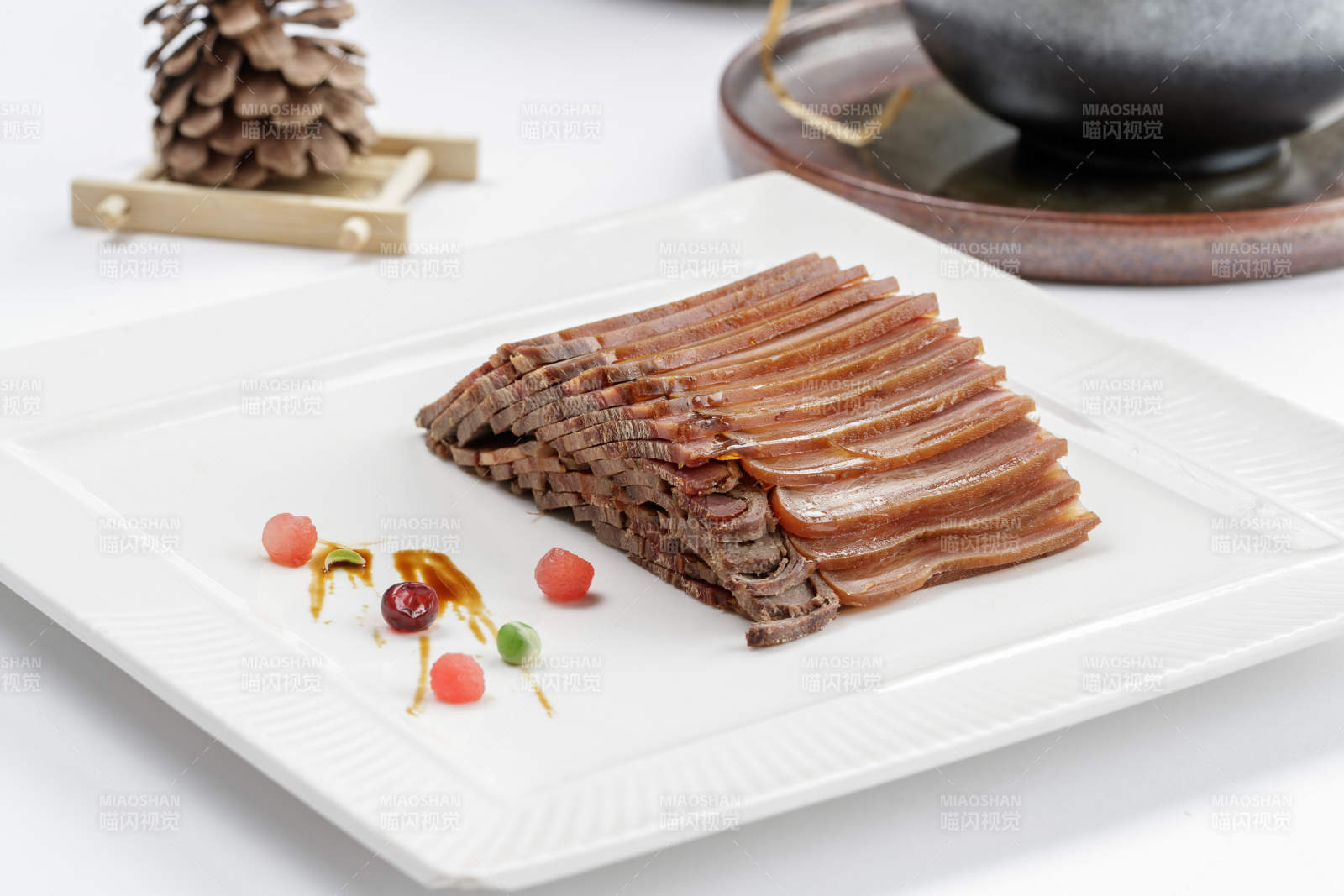 白色瓷盘装的带皮小驴肉图片