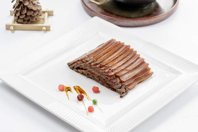 白色瓷盘装的带皮小驴肉图片