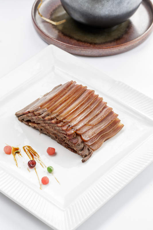 白色瓷盘装的带皮小驴肉图片