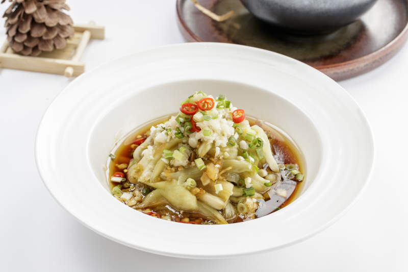 白色瓷盘装的蒜泥茄条图片