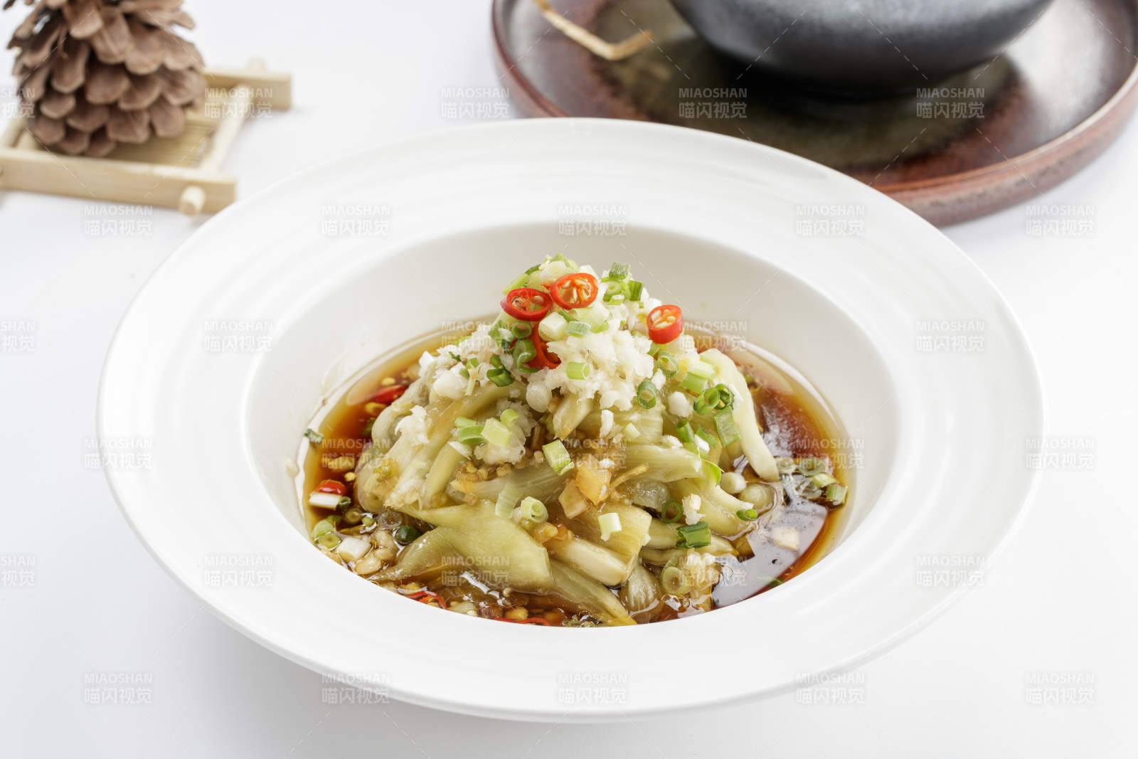 白色瓷盘装的蒜泥茄条图片