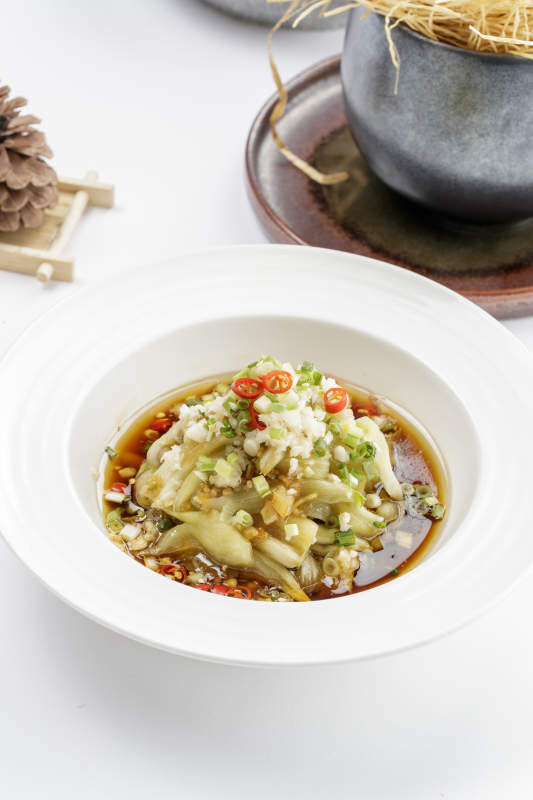 白色瓷盘装的蒜泥茄条图片