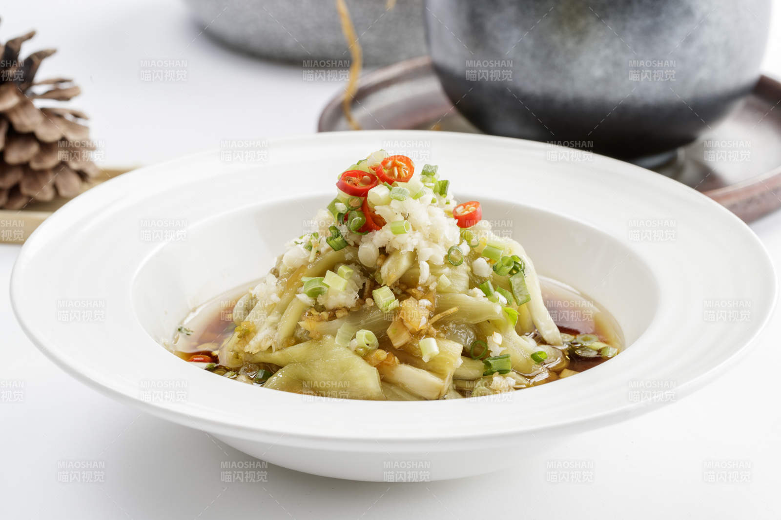 白色瓷盘装的蒜泥茄条图片