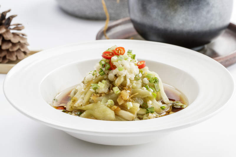 白色瓷盘装的蒜泥茄条图片