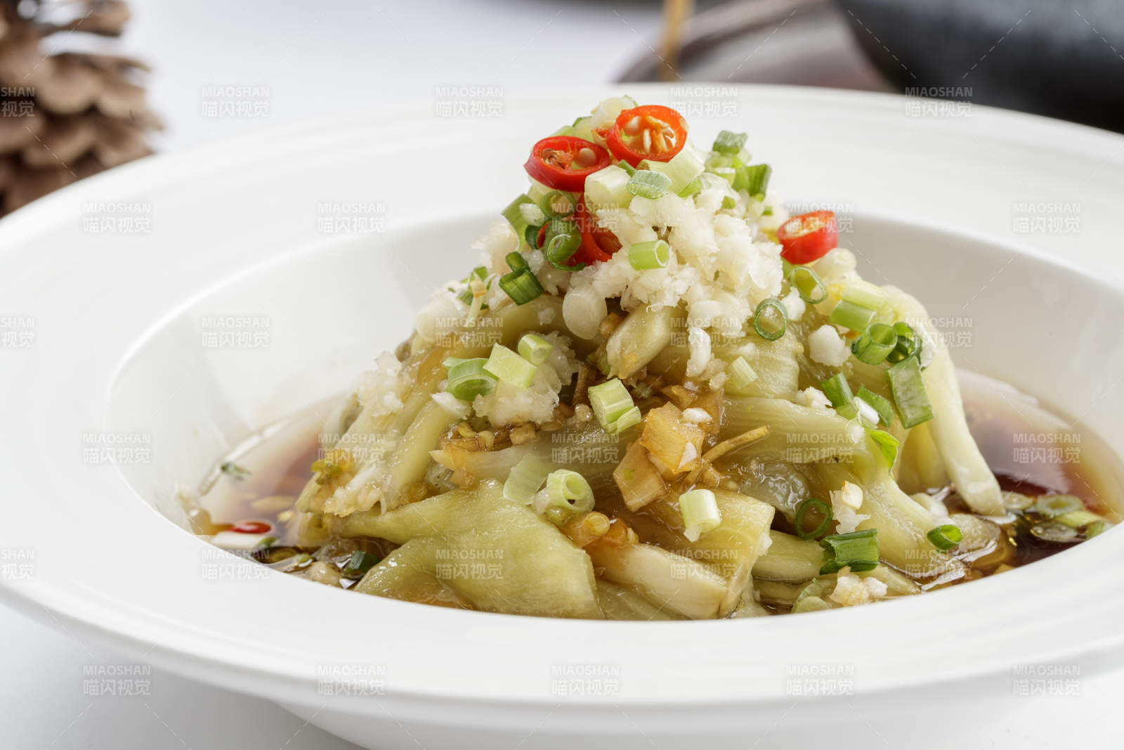 白色瓷盘装的蒜泥茄条图片