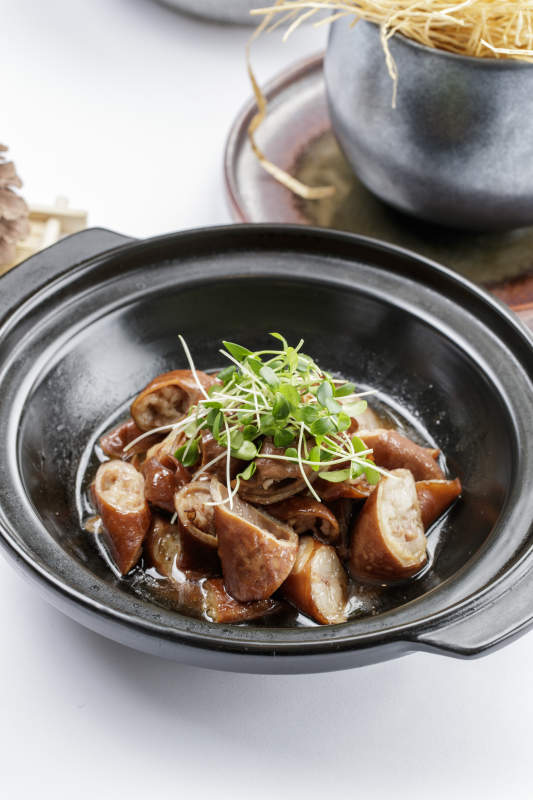 黑色砂锅装的砂锅肥肠图片