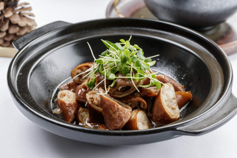 黑色砂锅装的砂锅肥肠图片