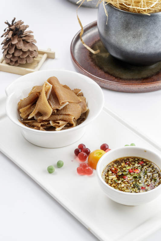 白色瓷盘装的蘸汁毛肚图片