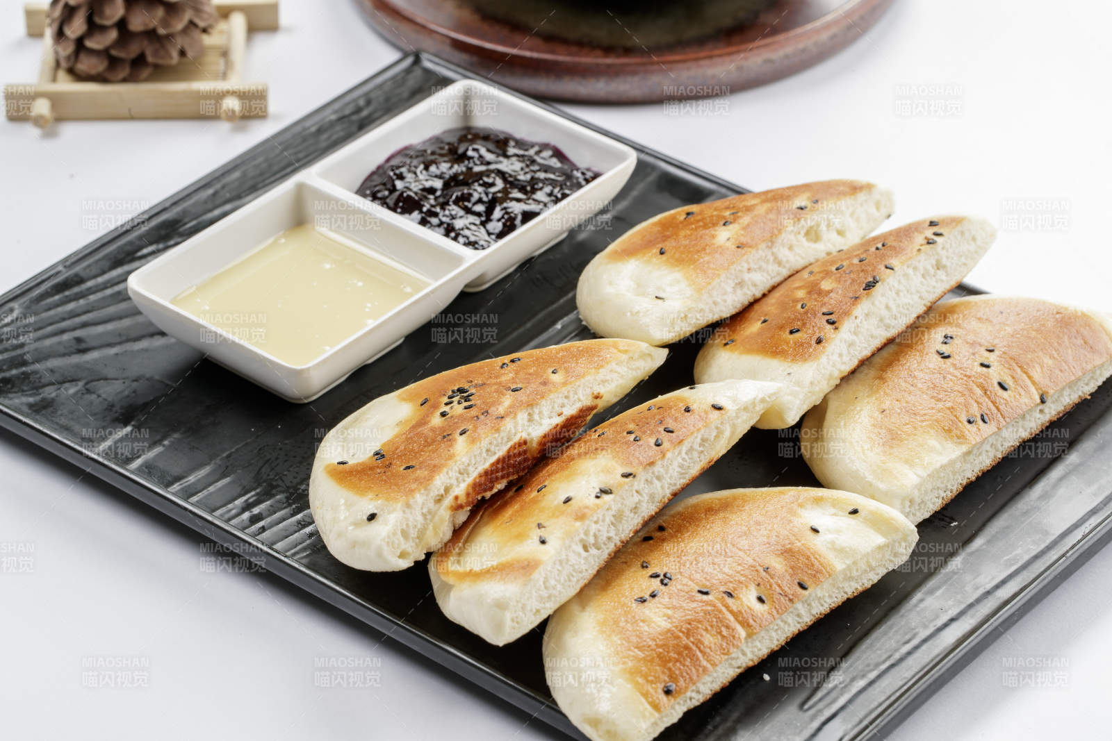 黑色石盘装的芝香烤白馍图片