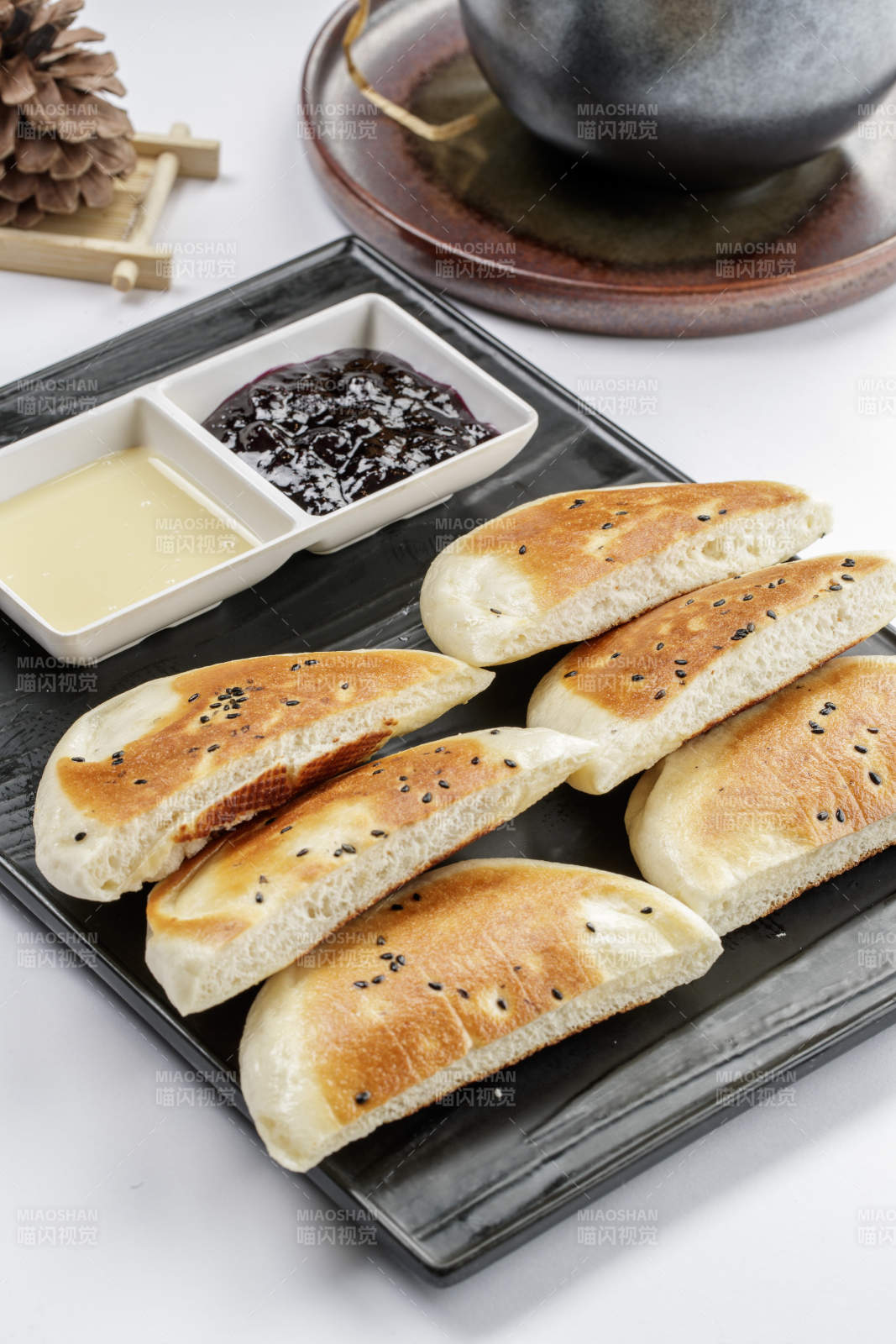 黑色石盘装的芝香烤白馍图片