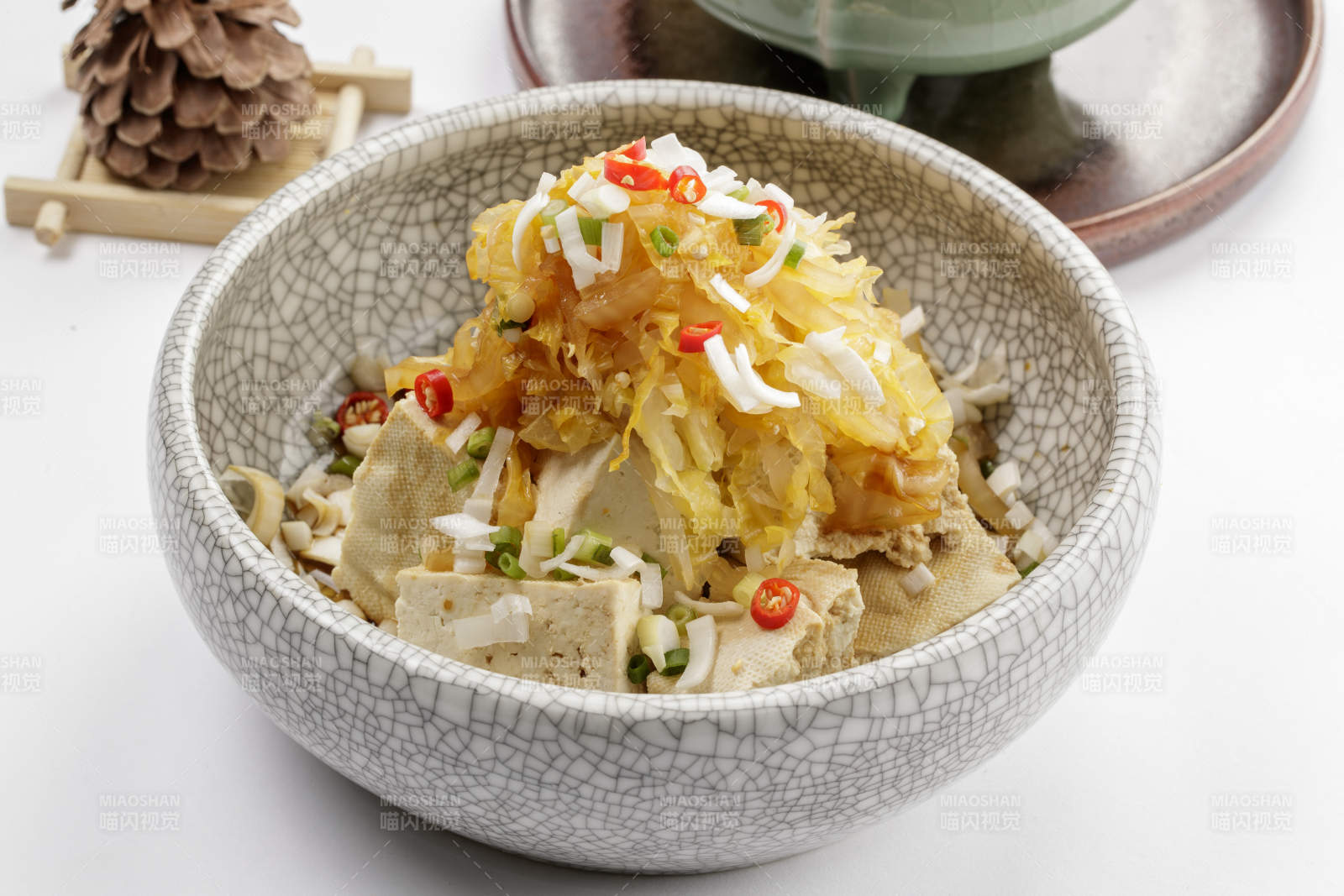 精美餐具装的酸菜拌豆腐图片