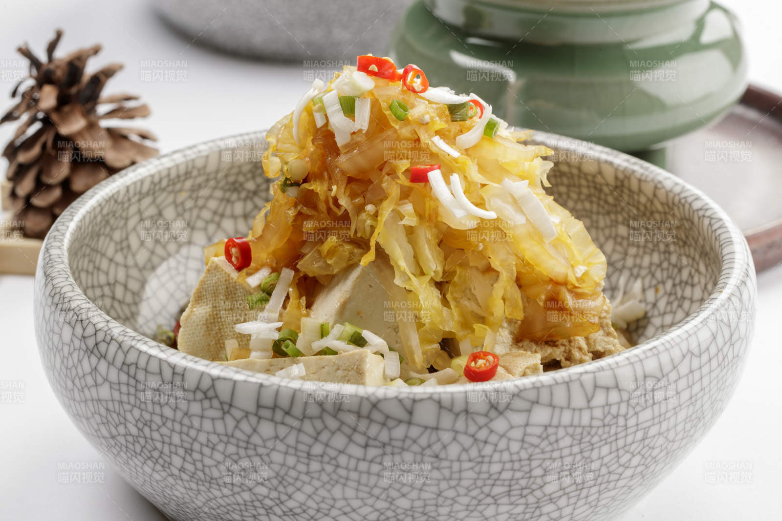 精美餐具装的酸菜拌豆腐图片