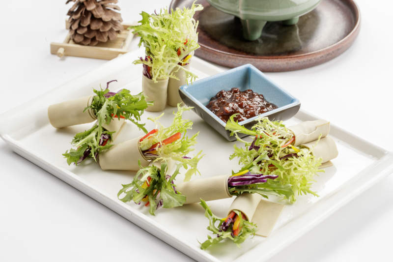 白色瓷盘装的豆皮卷苦菊图片