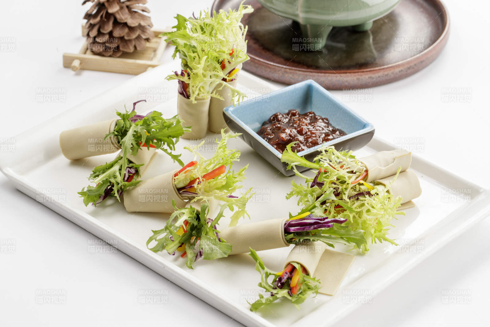 白色瓷盘装的豆皮卷苦菊图片