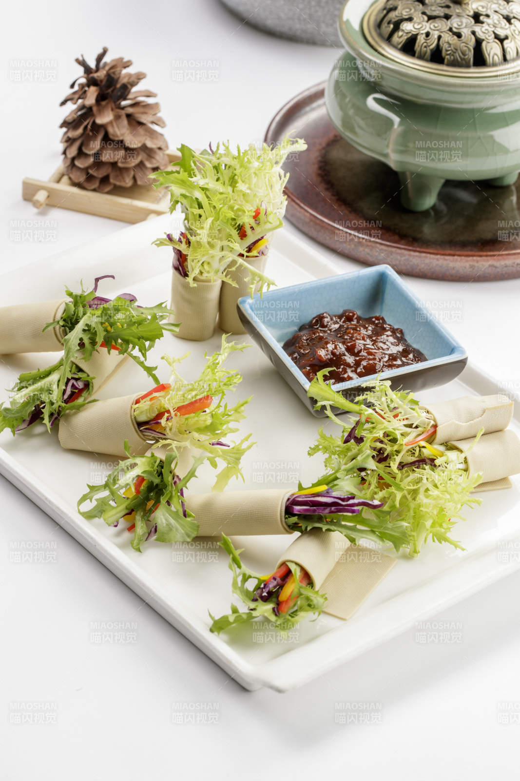 白色瓷盘装的豆皮卷苦菊图片