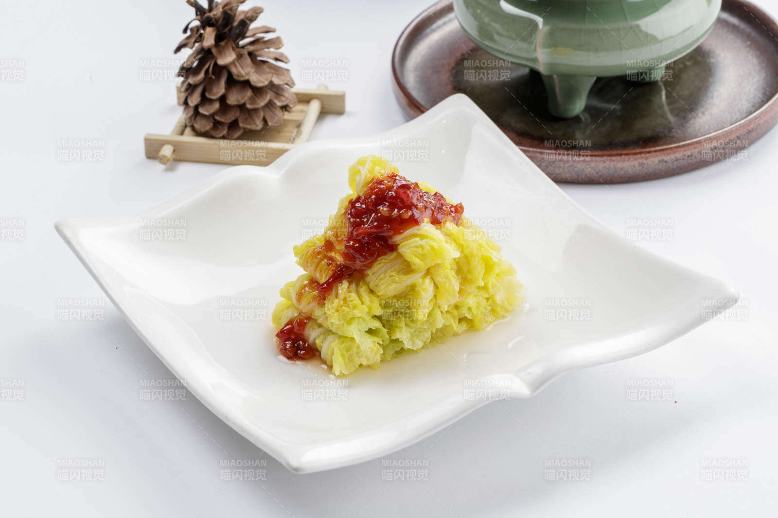 白色瓷盘装的果酱娃娃菜图片