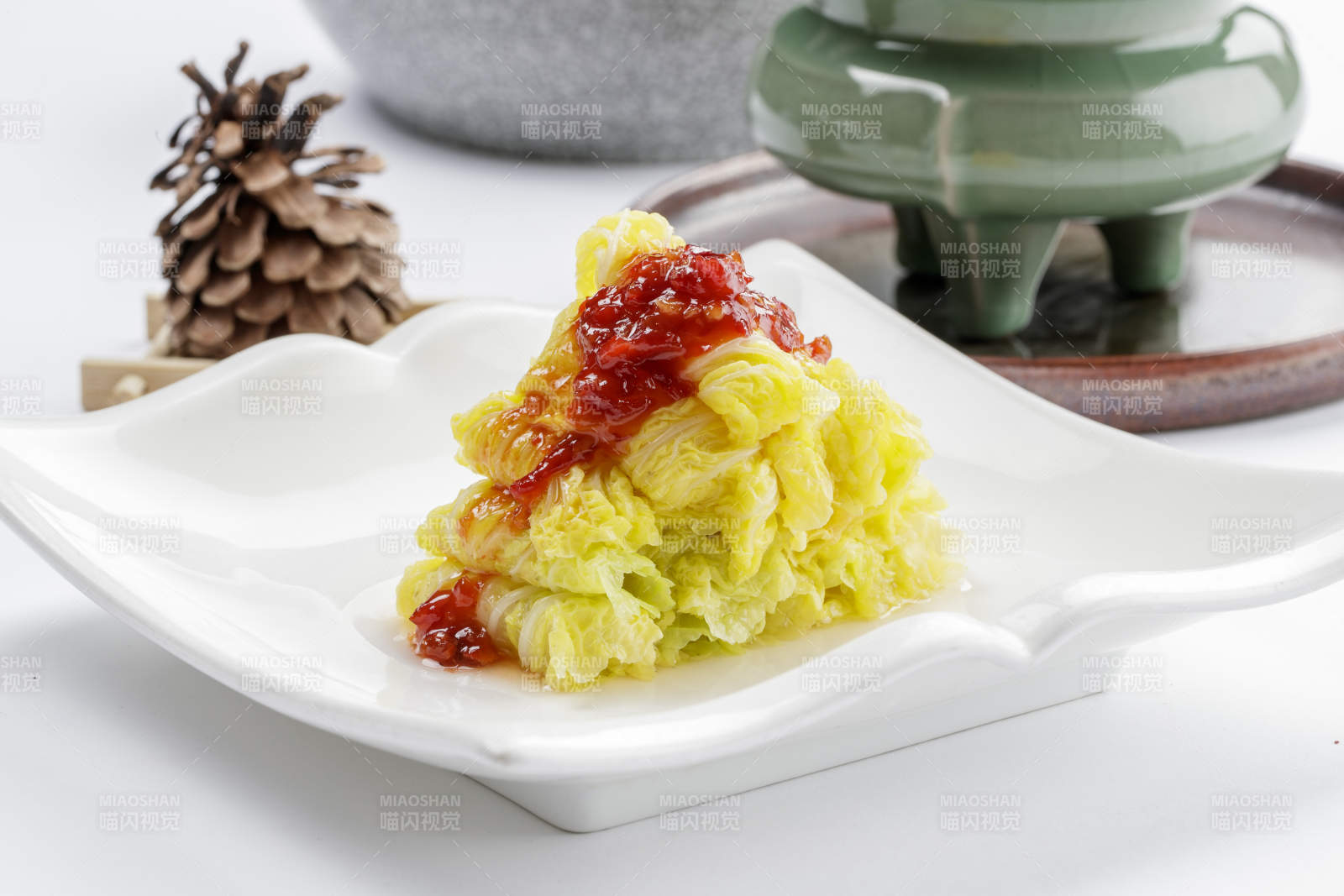 白色瓷盘装的果酱娃娃菜图片