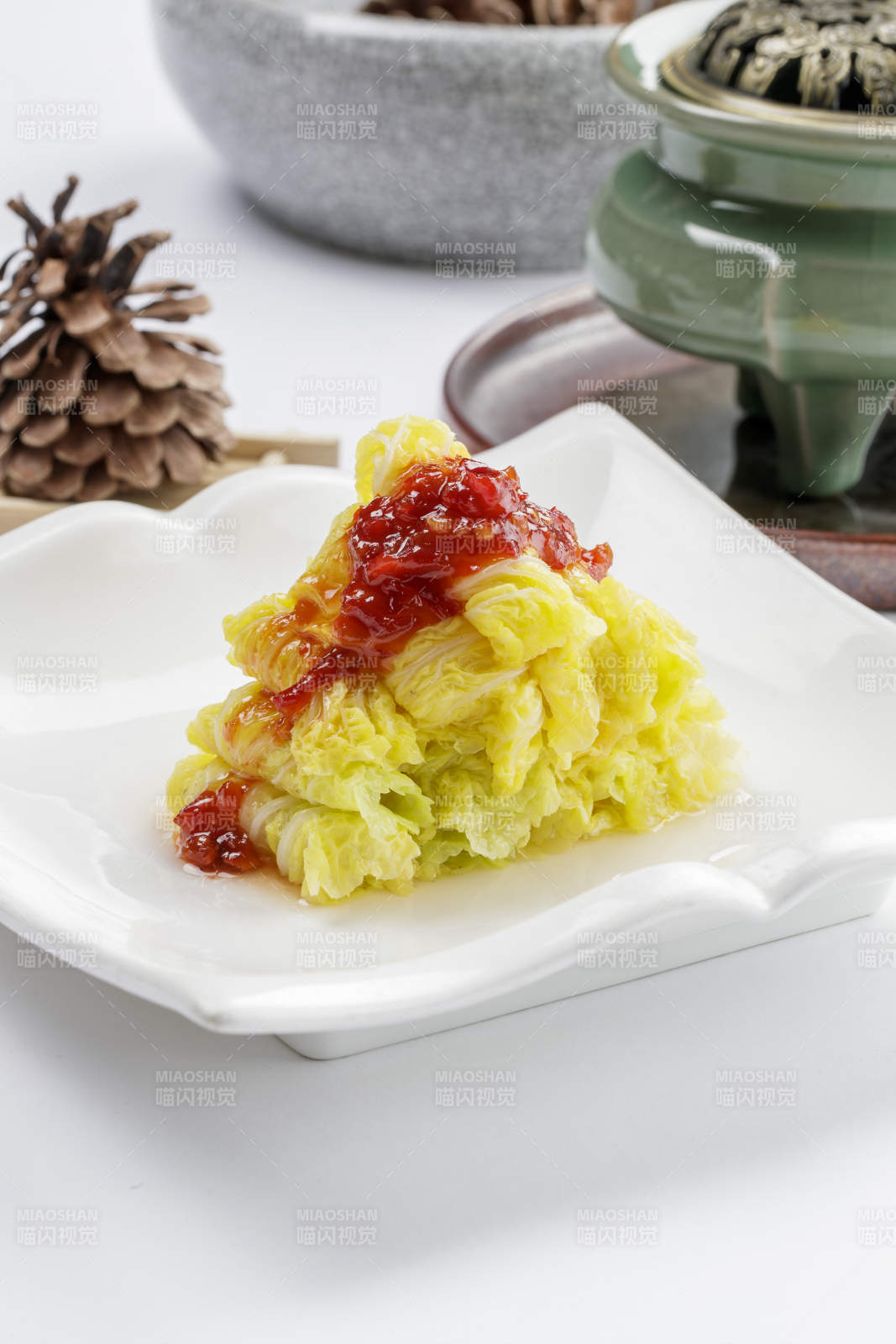 白色瓷盘装的果酱娃娃菜图片