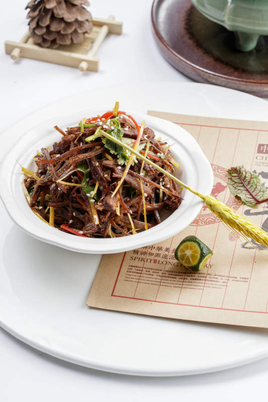 白色瓷盘装的手撕鹿肉图片