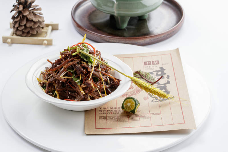 白色瓷盘装的手撕鹿肉图片