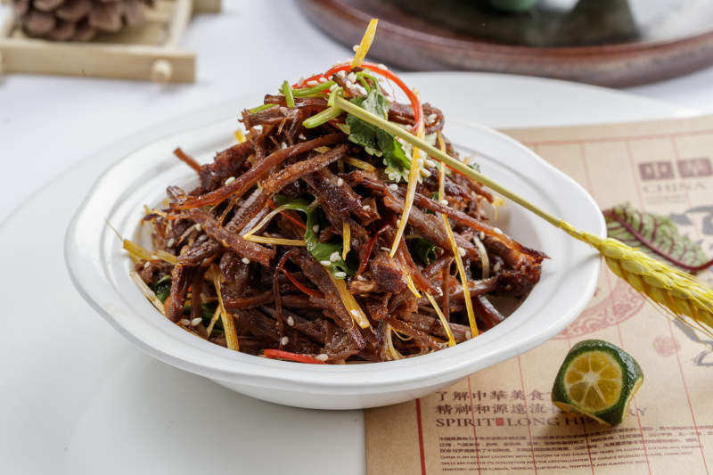 白色瓷盘装的手撕鹿肉图片