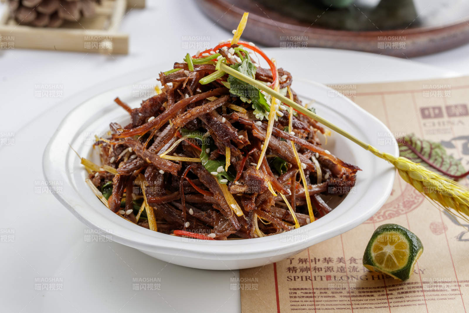 白色瓷盘装的手撕鹿肉图片