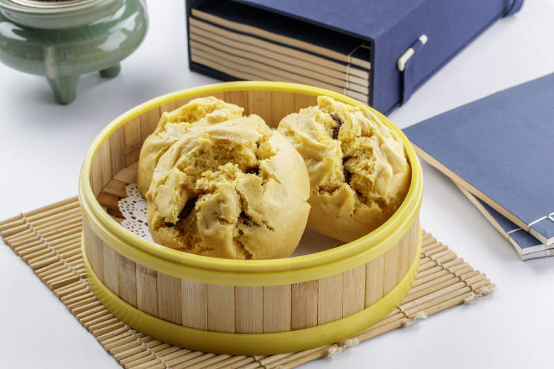 竹制笼屉装的开花黄馍馍图片