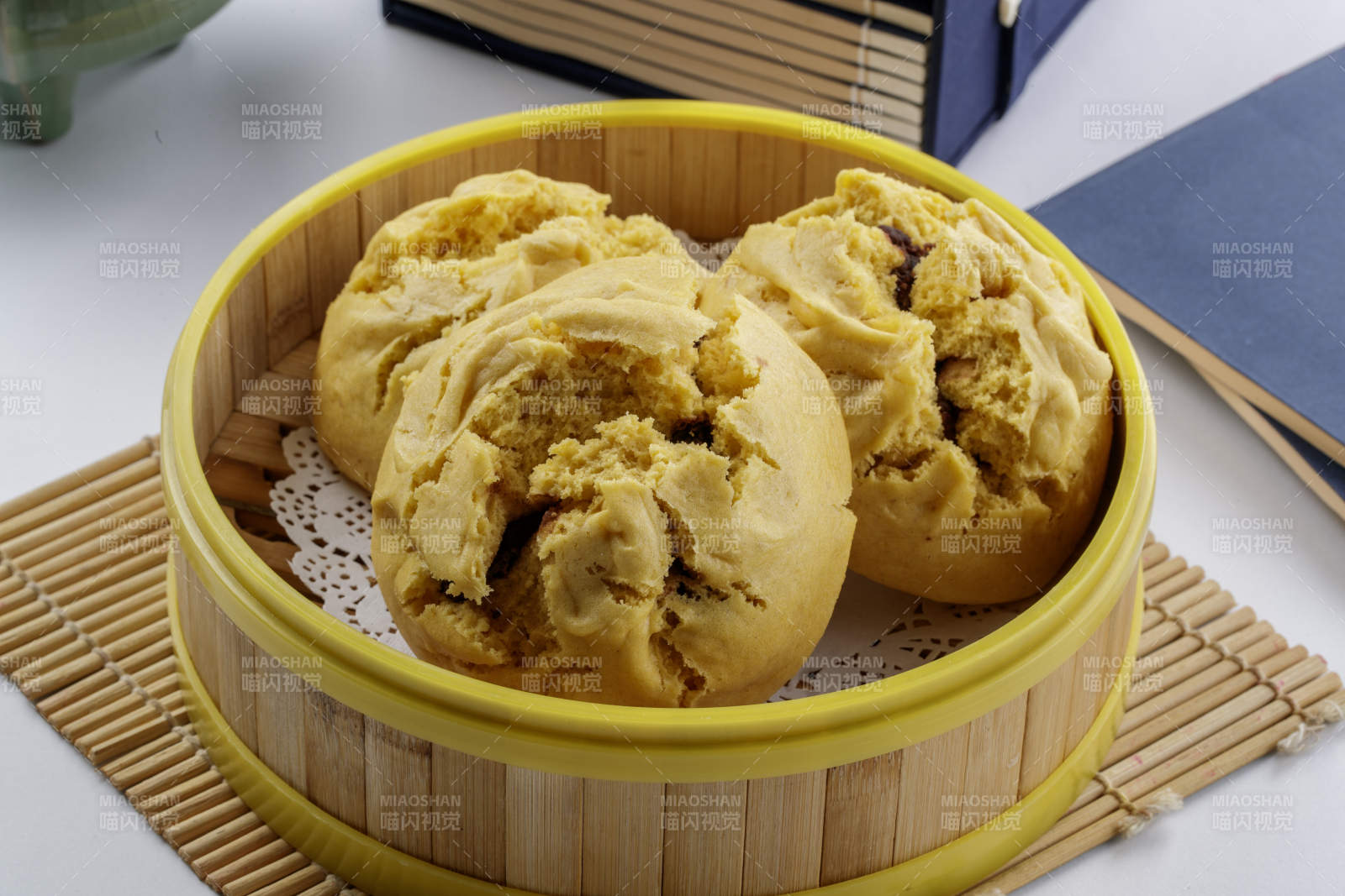 竹制笼屉装的开花黄馍馍图片