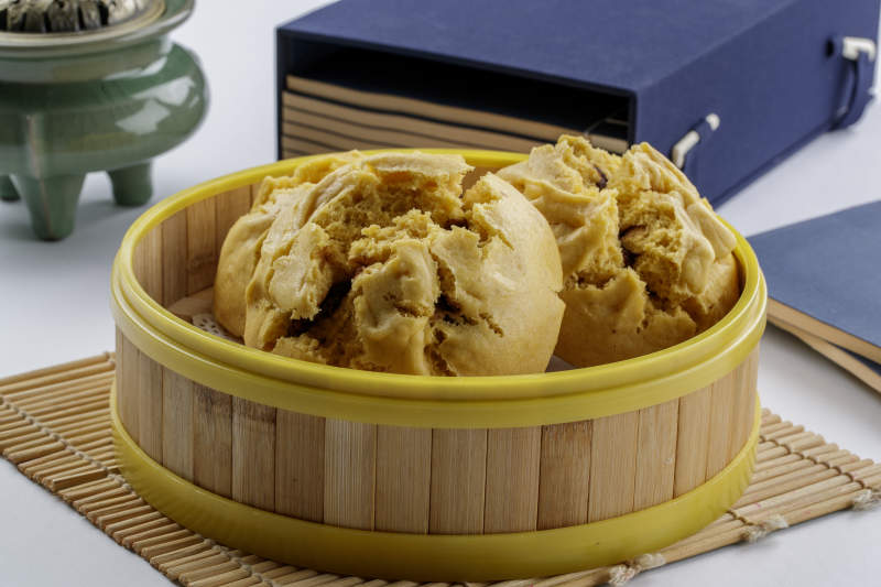 竹制笼屉装的开花黄馍馍图片