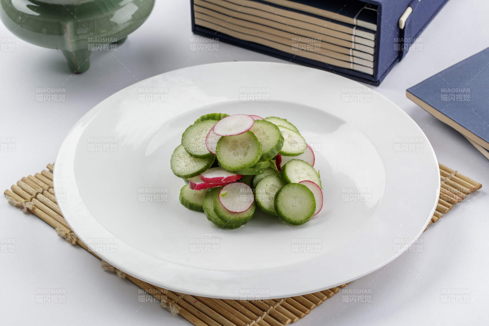 白色瓷盘装的乳瓜水萝卜图片