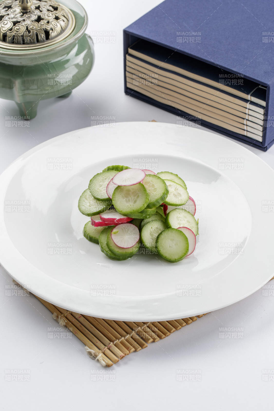 白色瓷盘装的乳瓜水萝卜图片