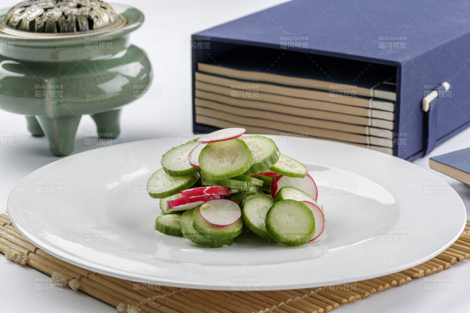 白色瓷盘装的乳瓜水萝卜图片