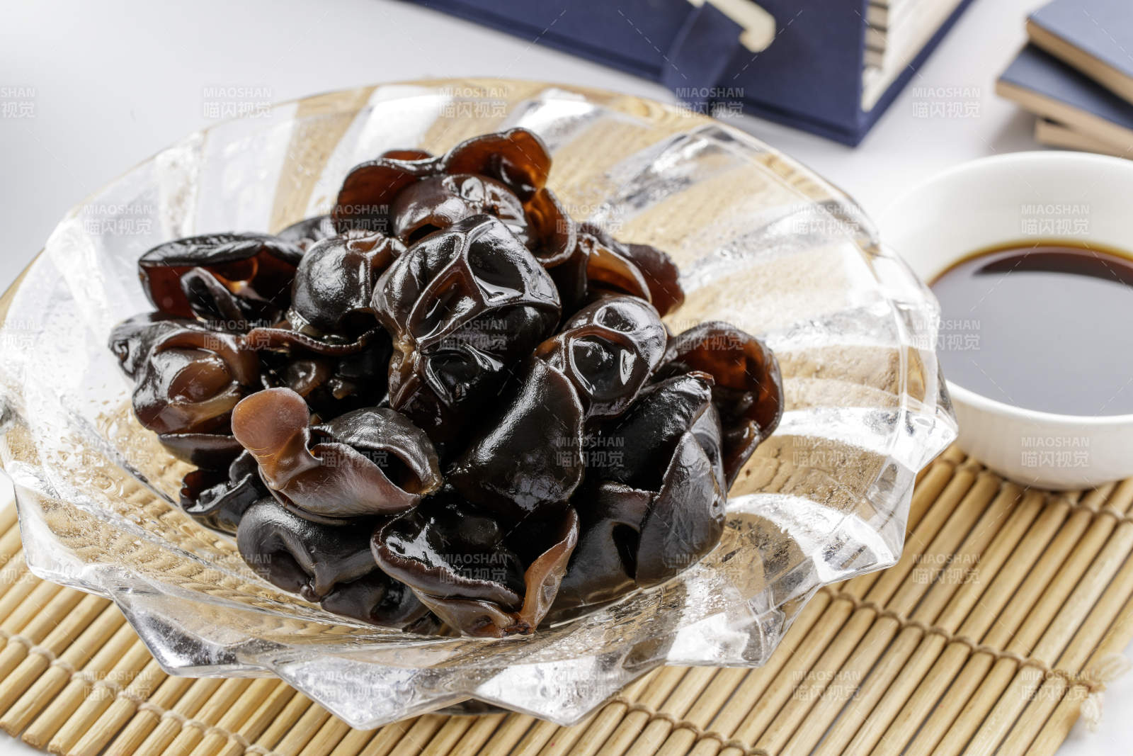 玻璃器皿装的捞汁木耳图片