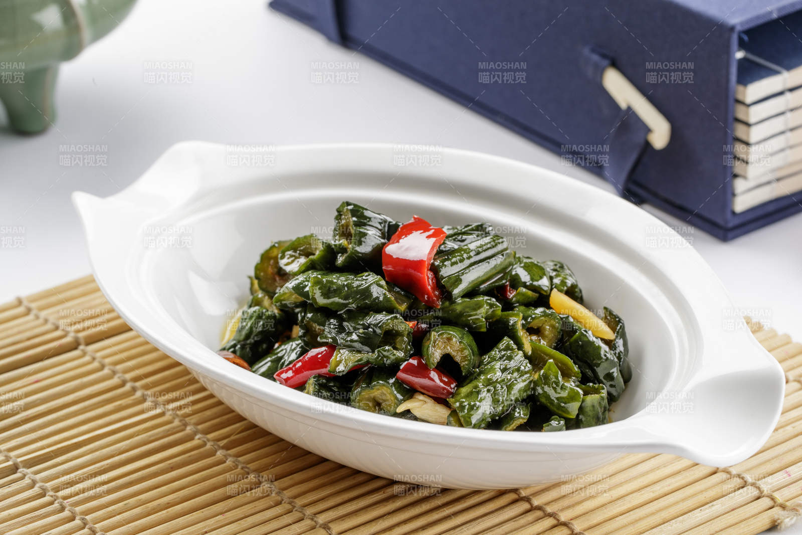 白色瓷盘装的麻油酱黄瓜图片