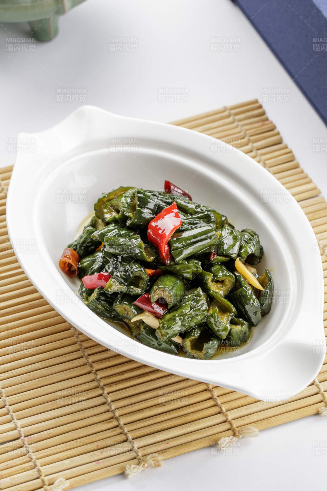白色瓷盘装的麻油酱黄瓜图片
