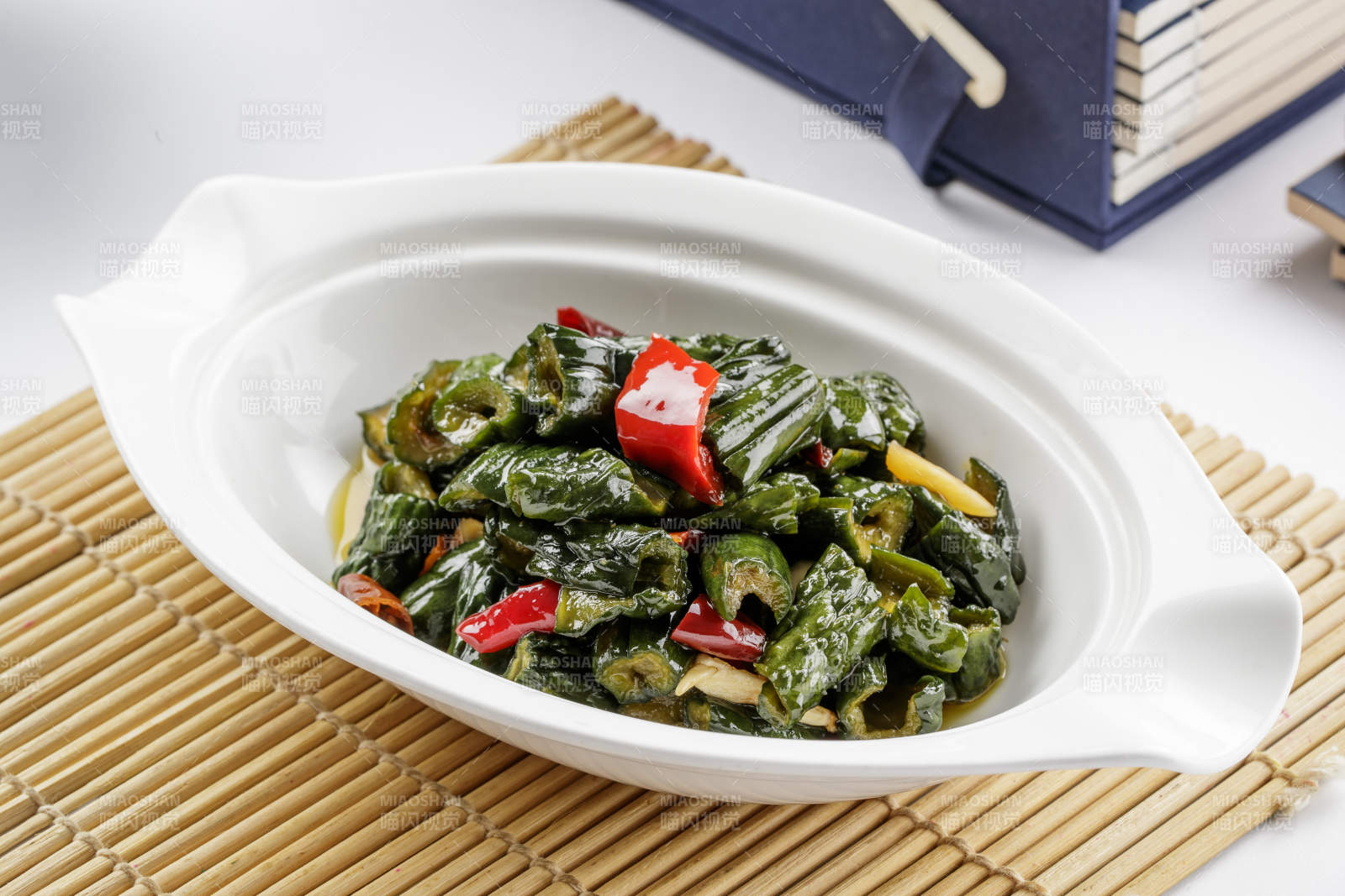 白色瓷盘装的麻油酱黄瓜图片