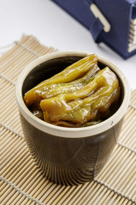 精美餐具装的老坛腌尖椒图片