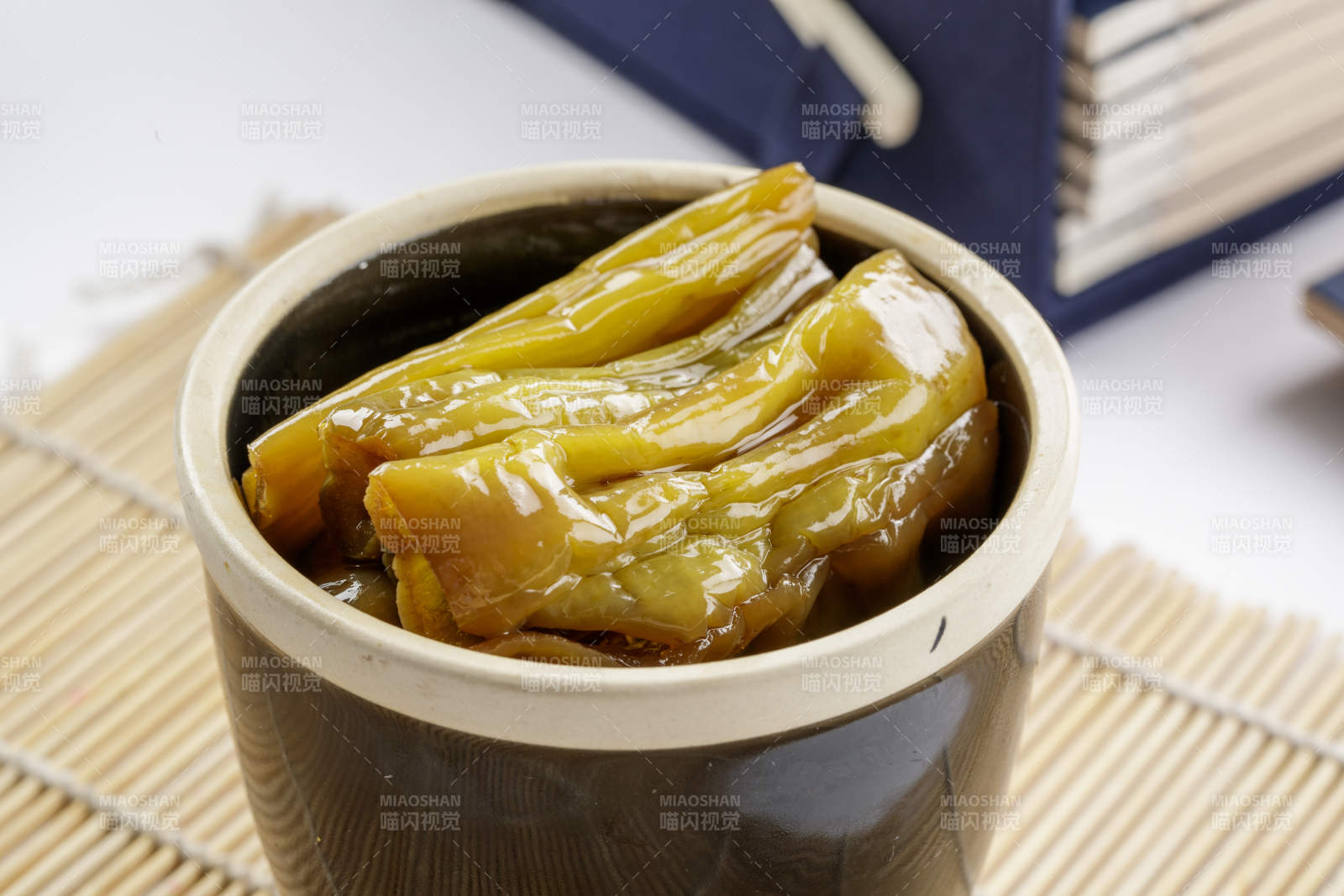 精美餐具装的老坛腌尖椒图片