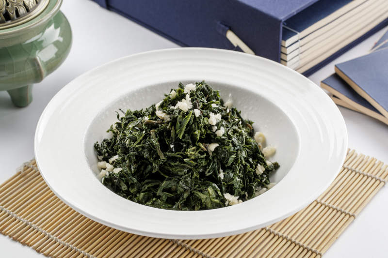 白色瓷盘装的蒜泥小苦菜图片