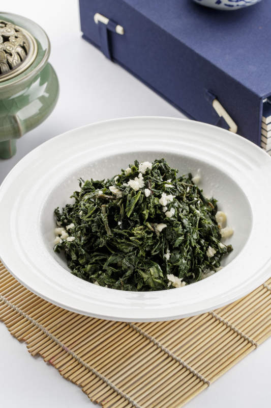 白色瓷盘装的蒜泥小苦菜图片