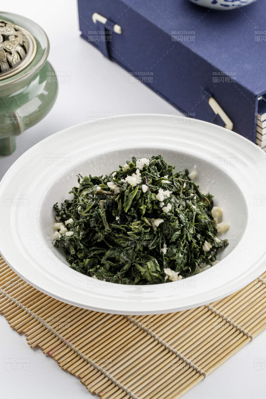 白色瓷盘装的蒜泥小苦菜图片