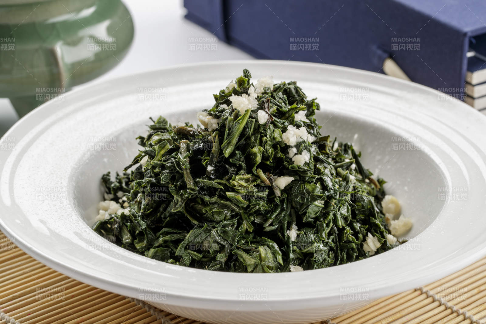 白色瓷盘装的蒜泥小苦菜图片
