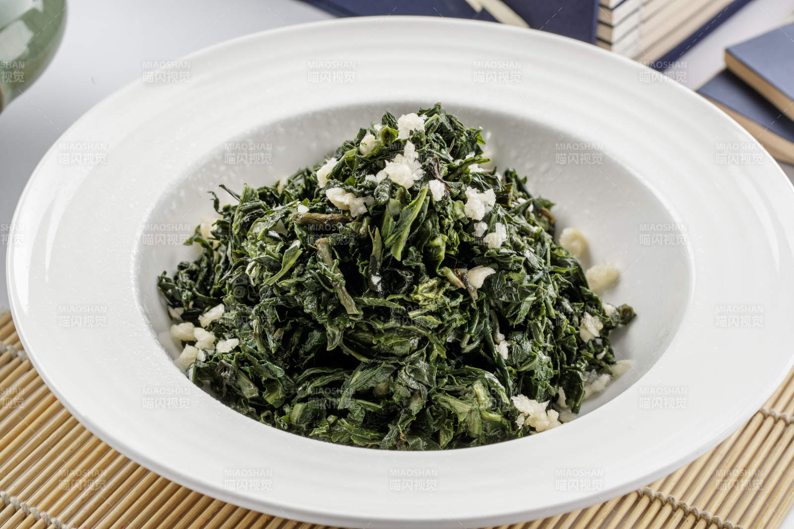 白色瓷盘装的蒜泥小苦菜图片