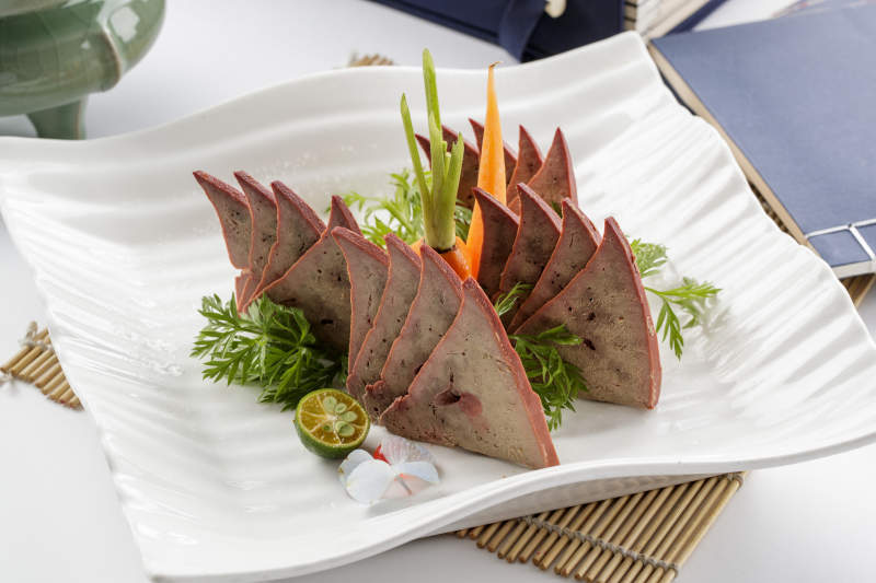 白色瓷盘装的卤味猪肝图片