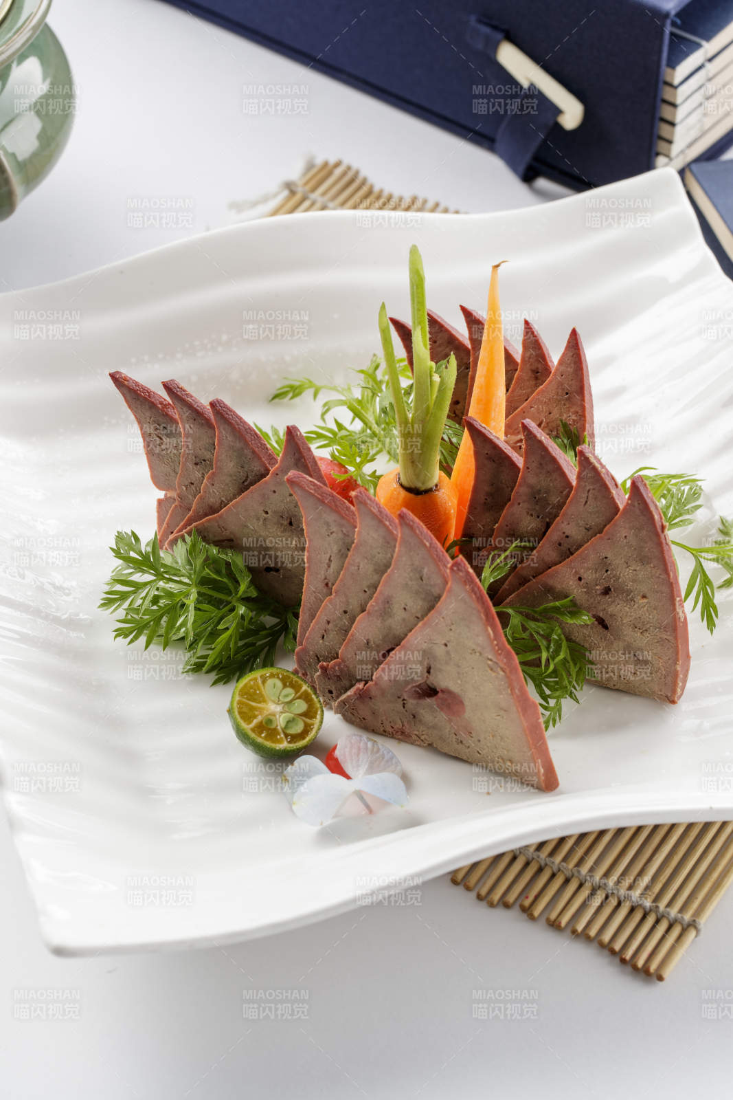 白色瓷盘装的卤味猪肝图片