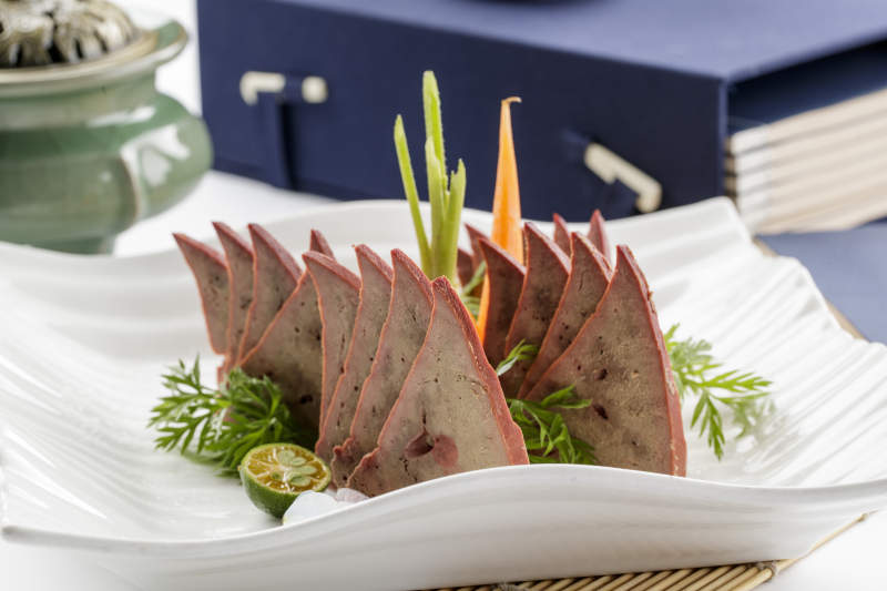 白色瓷盘装的卤味猪肝图片