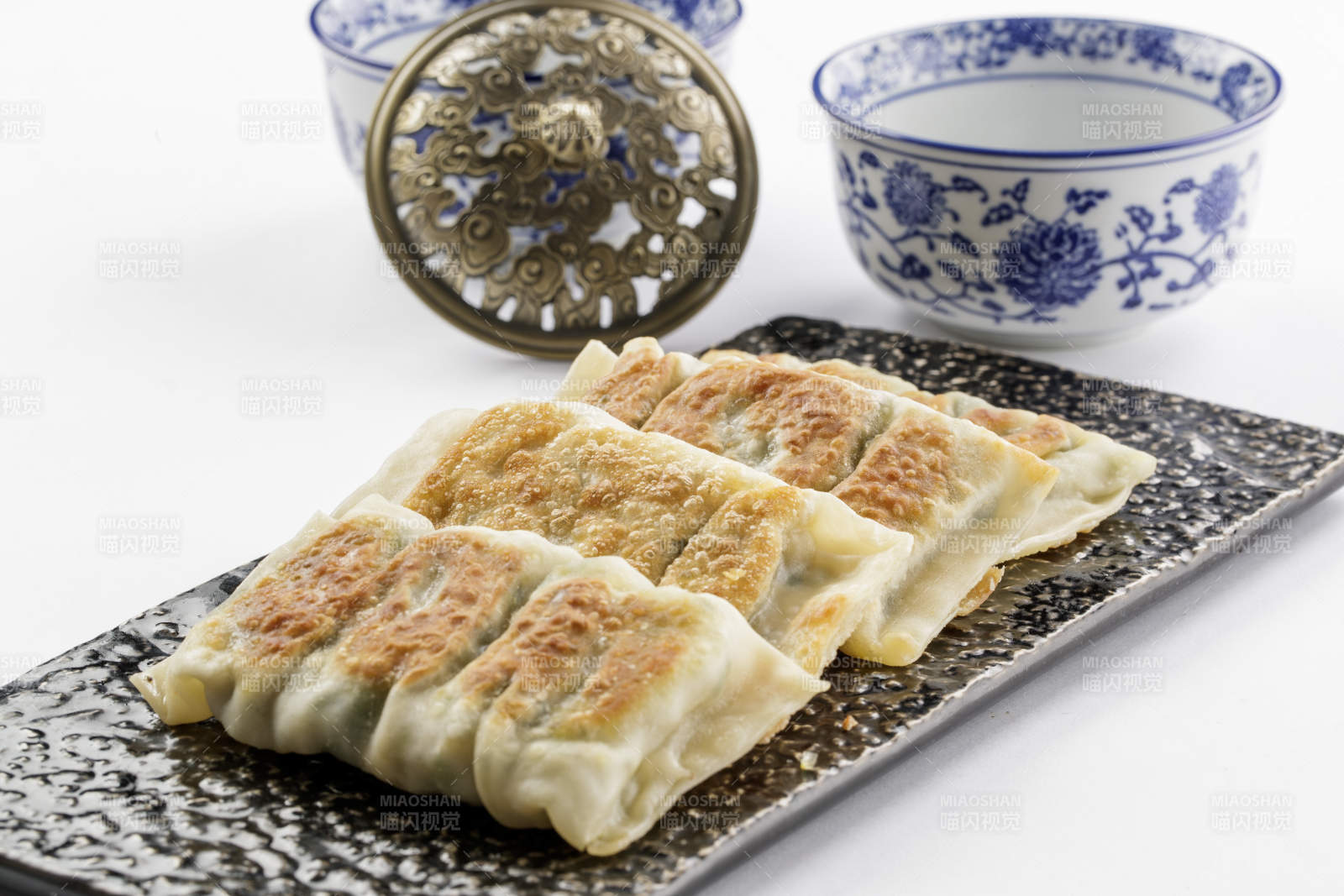 黑石盘装的美味素盒子图片