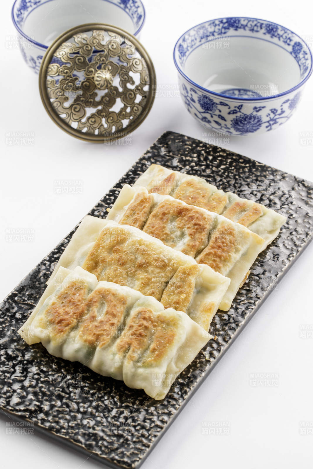 黑石盘装的美味素盒子图片